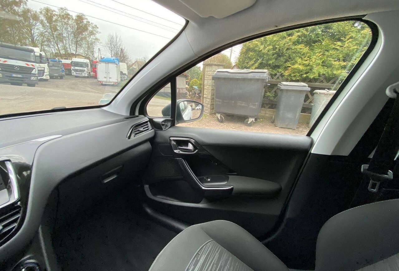 Hatchback Peugeot 208: foto 16