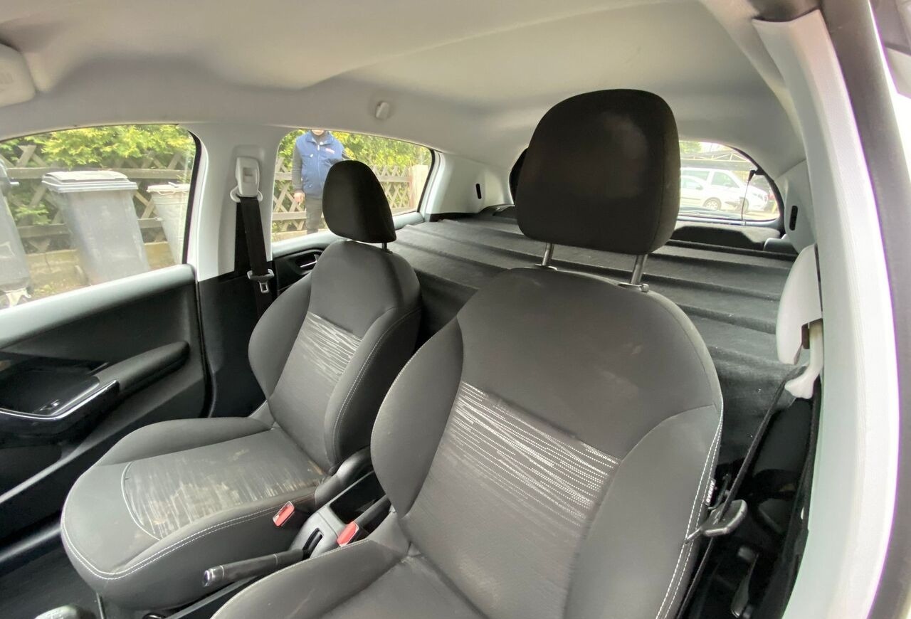 Hatchback Peugeot 208: foto 17