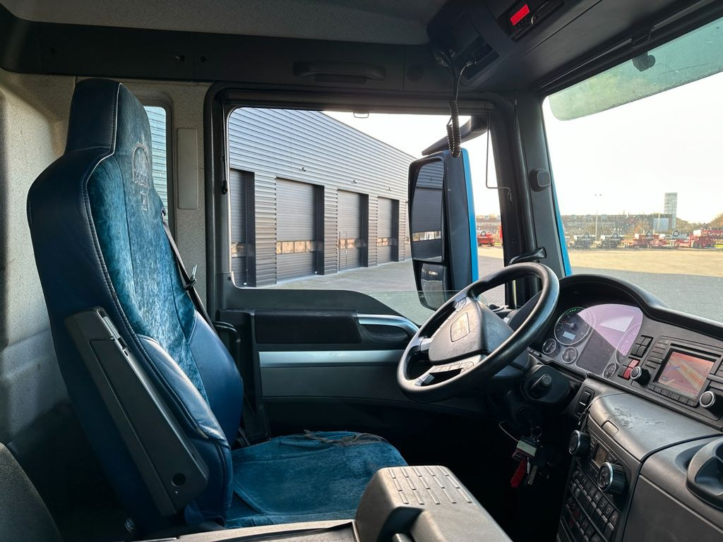 Foto del interior 1: Camión volquete, Camión grúa MAN 35-480 BL 8x4 MAN 35-480 BL 8x4