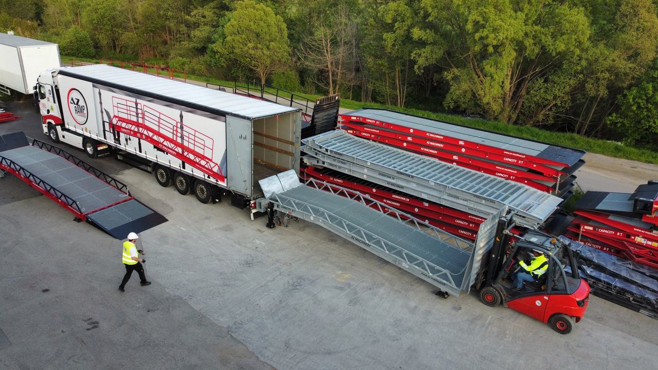 Loading Ramp with with hydraulic tilting bridge - AZ RAMP - STAR- 12T FULL GALVA - Rampa de carga: foto 2 Loading Ramp with with hydraulic tilting bridge - AZ RAMP - STAR- 12T FULL GALVA - Rampa de carga: foto 2