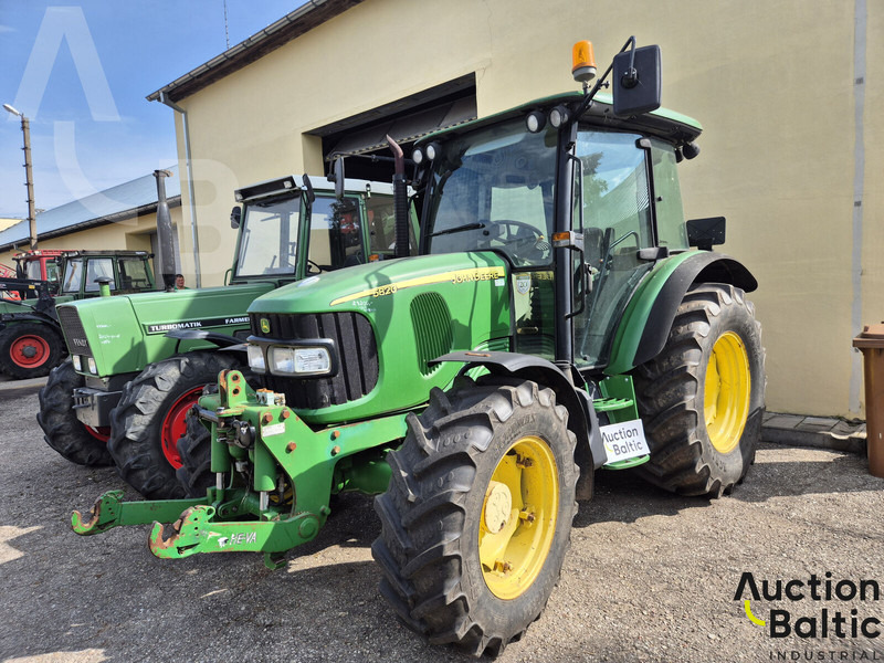 John Deere 5820 - Tractor: foto 2 John Deere 5820 - Tractor: foto 2