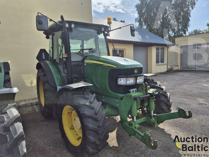 John Deere 5820 - Tractor: foto 1 John Deere 5820 - Tractor: foto 1