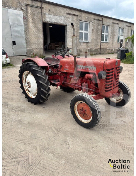 MCCORMICK International Farmall D-324 - Tractor: foto 1 MCCORMICK International Farmall D-324 - Tractor: foto 1