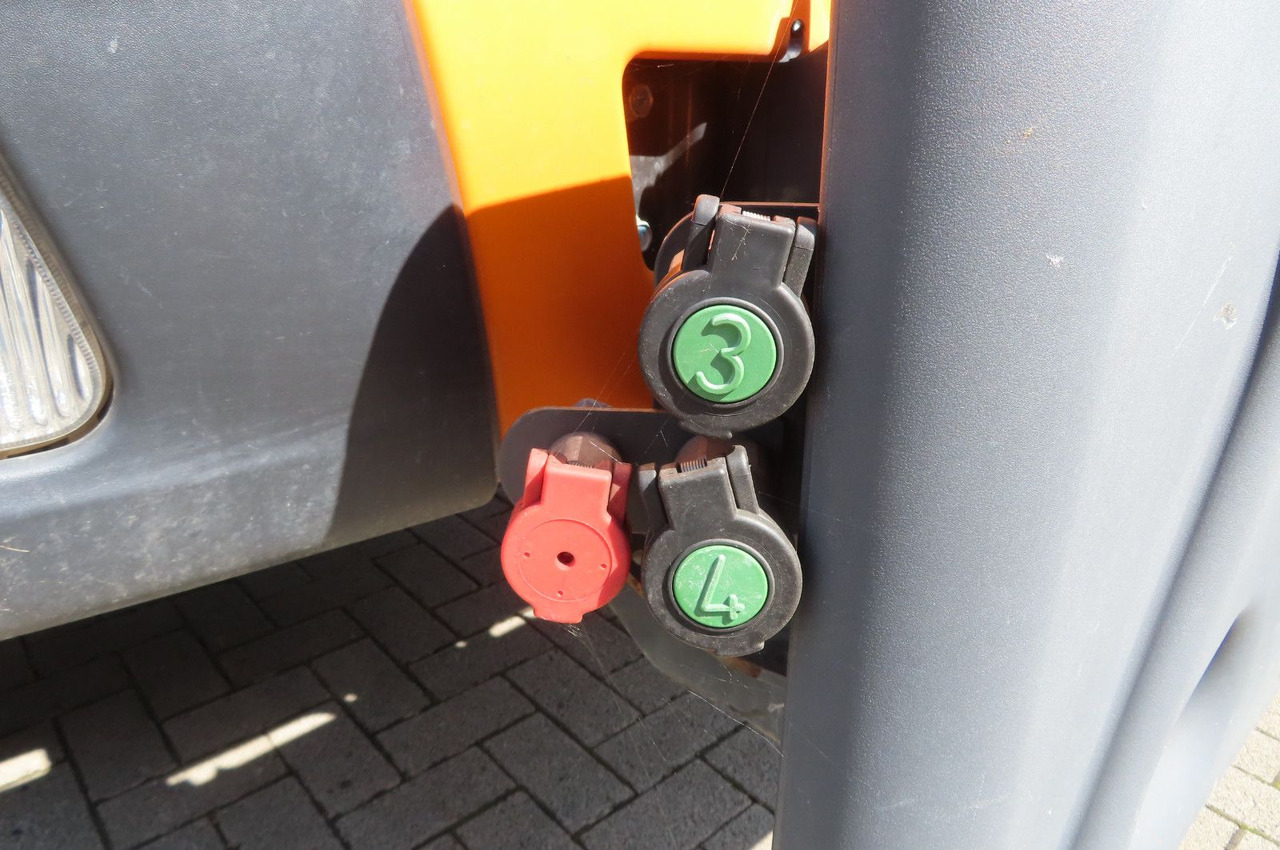 FUSO Canter 6 C 18 4x4 Kommunal Winterdienst - Volquete furgoneta: foto 4 FUSO Canter 6 C 18 4x4 Kommunal Winterdienst - Volquete furgoneta: foto 4