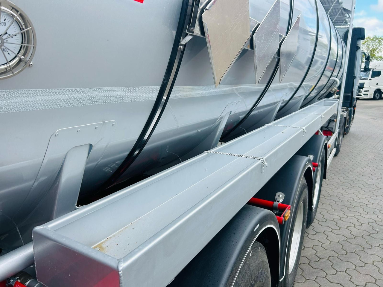 Kässbohrer STS.SS Edelstahl Tankauflieger Bitumen 32m³ - Semirremolque cisterna: foto 4 Kässbohrer STS.SS Edelstahl Tankauflieger Bitumen 32m³ - Semirremolque cisterna: foto 4