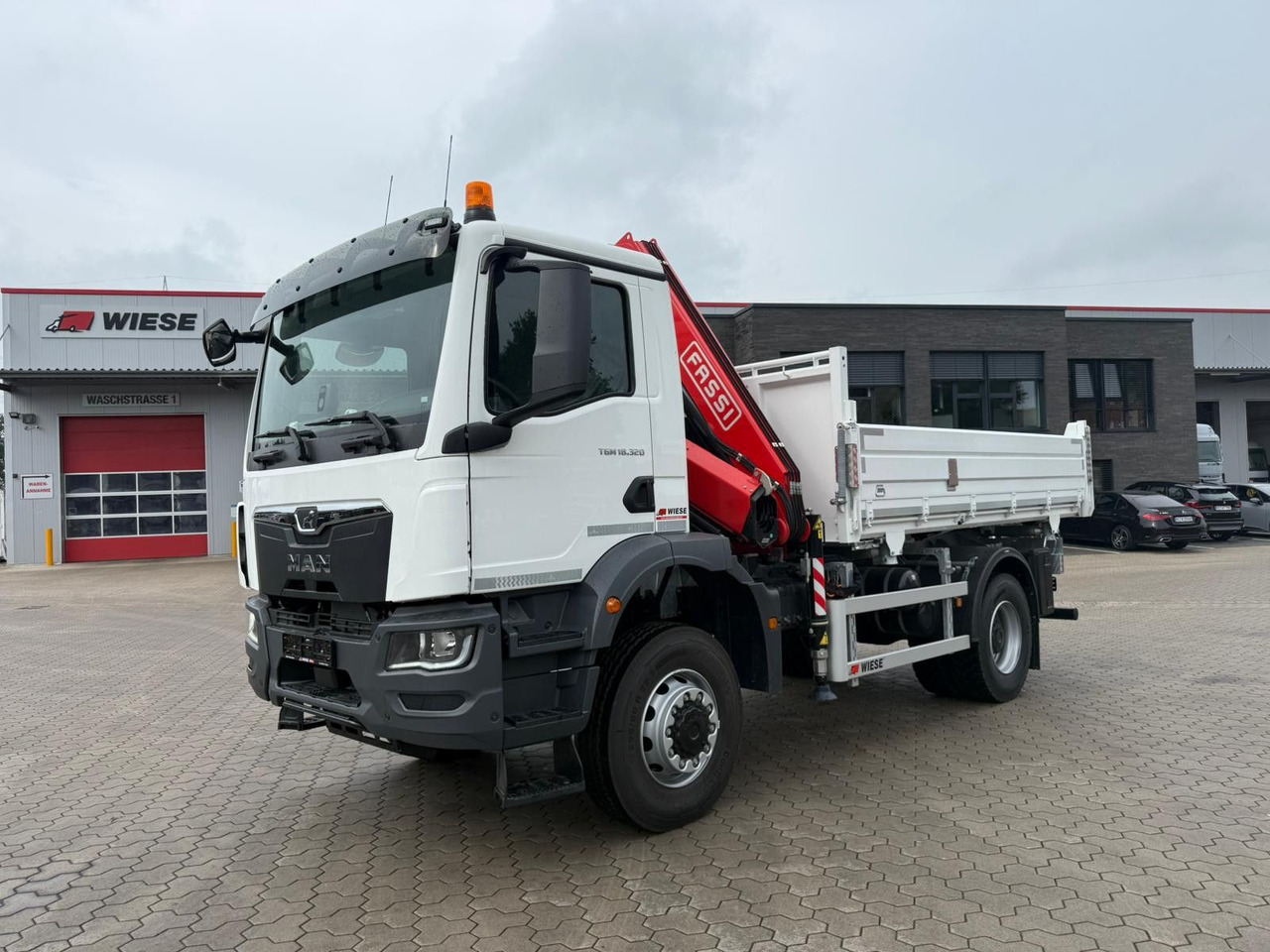 MAN 18.320 4x4 mit Fassi Ladekran Sofort Verfügbar - Camión volquete, Camión grúa: foto 1 MAN 18.320 4x4 mit Fassi Ladekran Sofort Verfügbar - Camión volquete, Camión grúa: foto 1