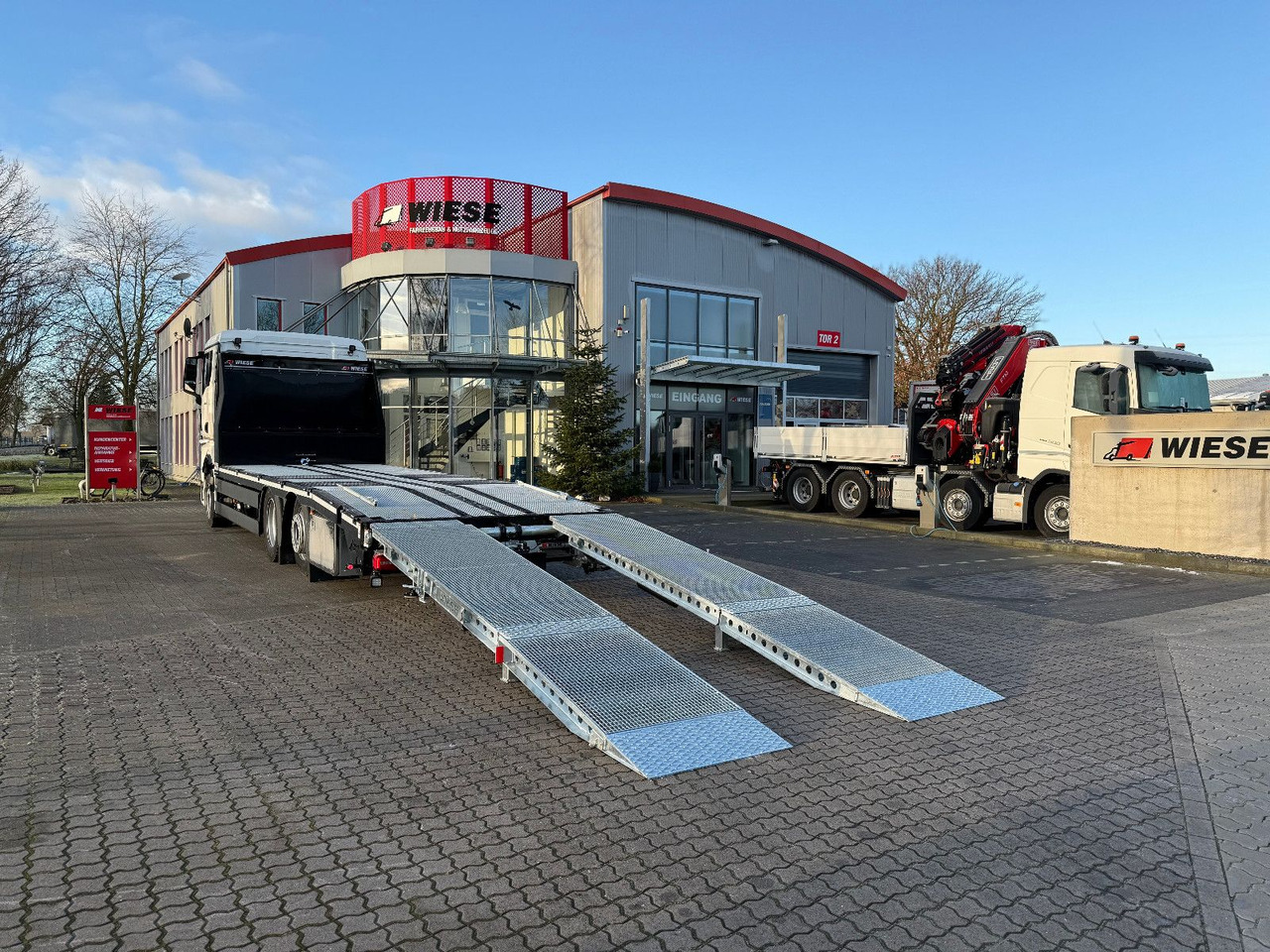 MAN Baumaschinen-  Arbeitsbühnentransporter Rampen - Camión caja abierta: foto 1 MAN Baumaschinen-  Arbeitsbühnentransporter Rampen - Camión caja abierta: foto 1