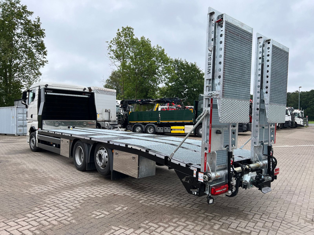 MAN Baumaschinen-  Arbeitsbühnentransporter Rampen - Grua de remolque autos: foto 1 MAN Baumaschinen-  Arbeitsbühnentransporter Rampen - Grua de remolque autos: foto 1