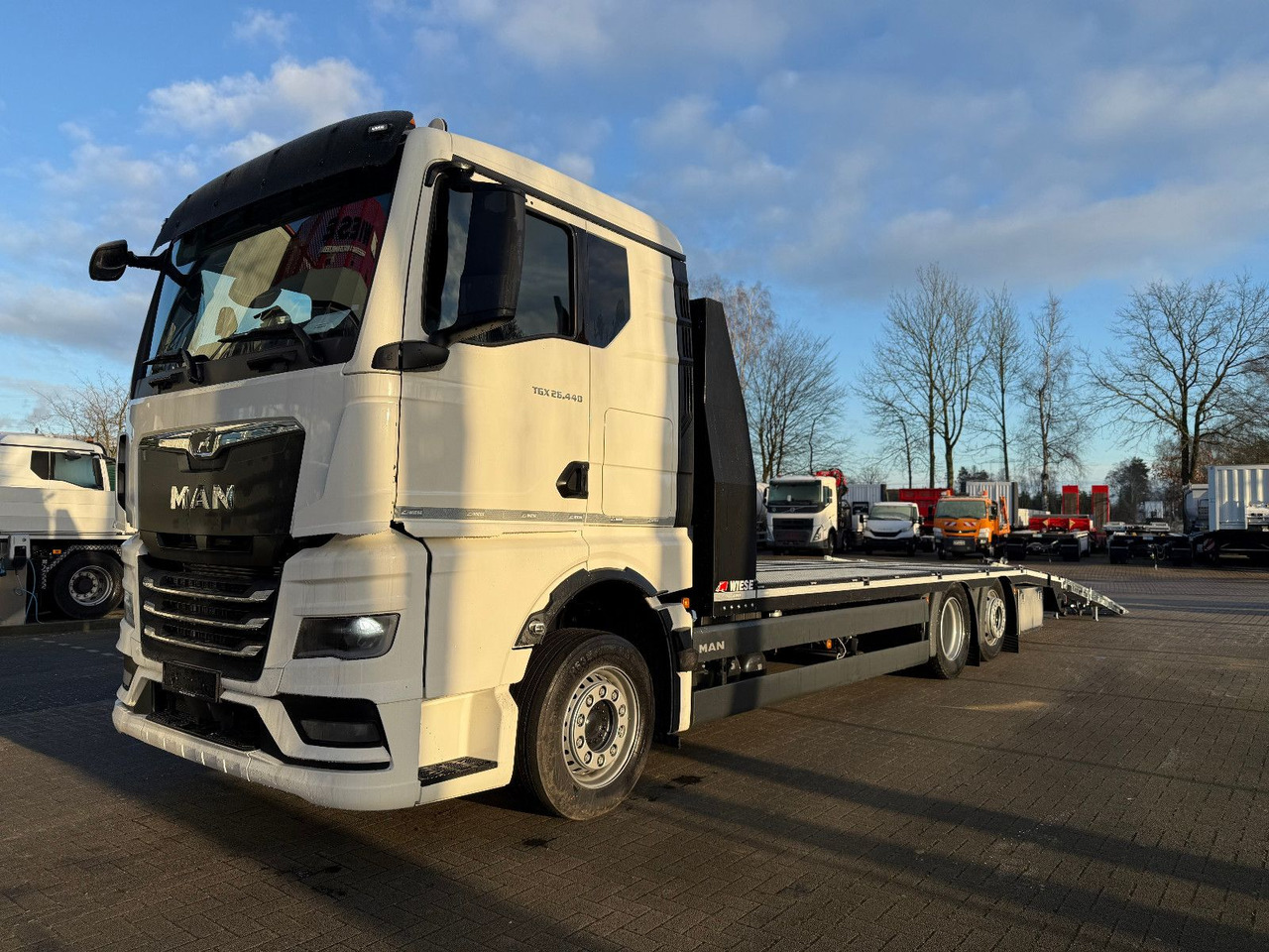 MAN Baumaschinen- Arbeitsbühnentransporter Rampen - Grua de remolque autos: foto 4 MAN Baumaschinen- Arbeitsbühnentransporter Rampen - Grua de remolque autos: foto 4