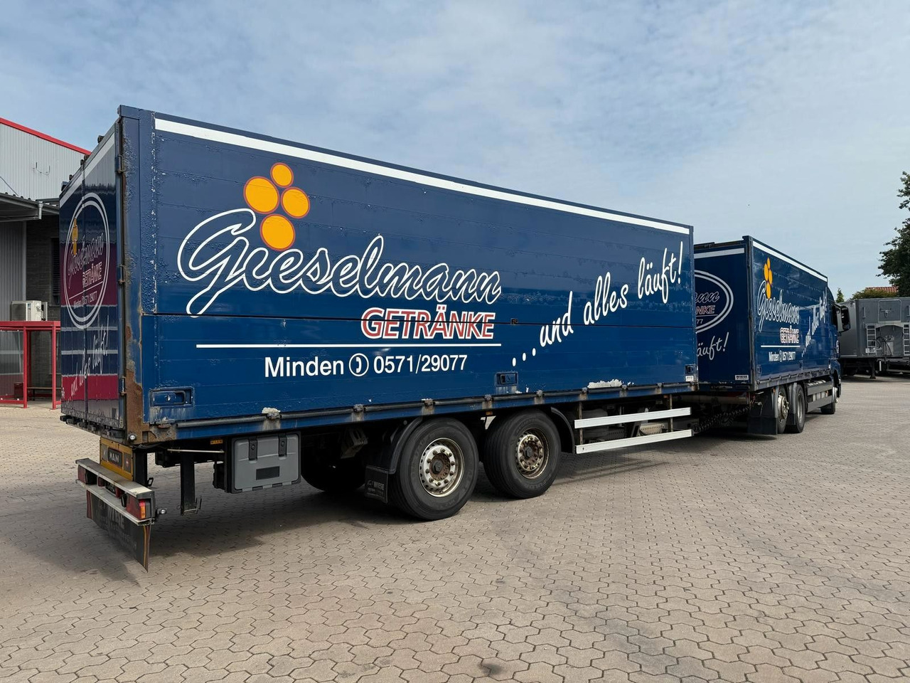 MAN TGA Schwenkwand-Getränkeaufbau incl. Anhänger - Camión transporte de bebidas: foto 3 MAN TGA Schwenkwand-Getränkeaufbau incl. Anhänger - Camión transporte de bebidas: foto 3