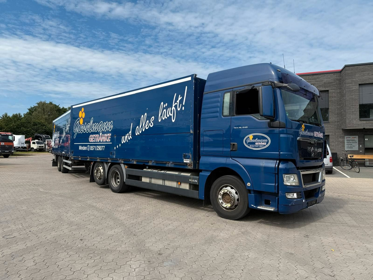 MAN TGA Schwenkwand-Getränkeaufbau incl. Anhänger - Camión transporte de bebidas: foto 1 MAN TGA Schwenkwand-Getränkeaufbau incl. Anhänger - Camión transporte de bebidas: foto 1