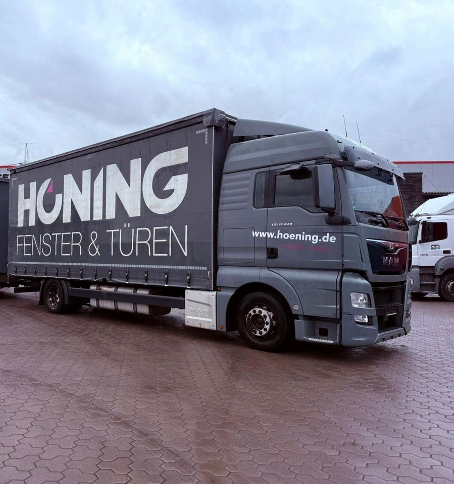 MAN TGX 18.440 LL Volumen LKW mit Staplerhalterung MAN TGX 18.440 LL Volumen LKW mit Staplerhalterung - Camión lona: foto 1 MAN TGX 18.440 LL Volumen LKW mit Staplerhalterung MAN TGX 18.440 LL Volumen LKW mit Staplerhalterung - Camión lona: foto 1