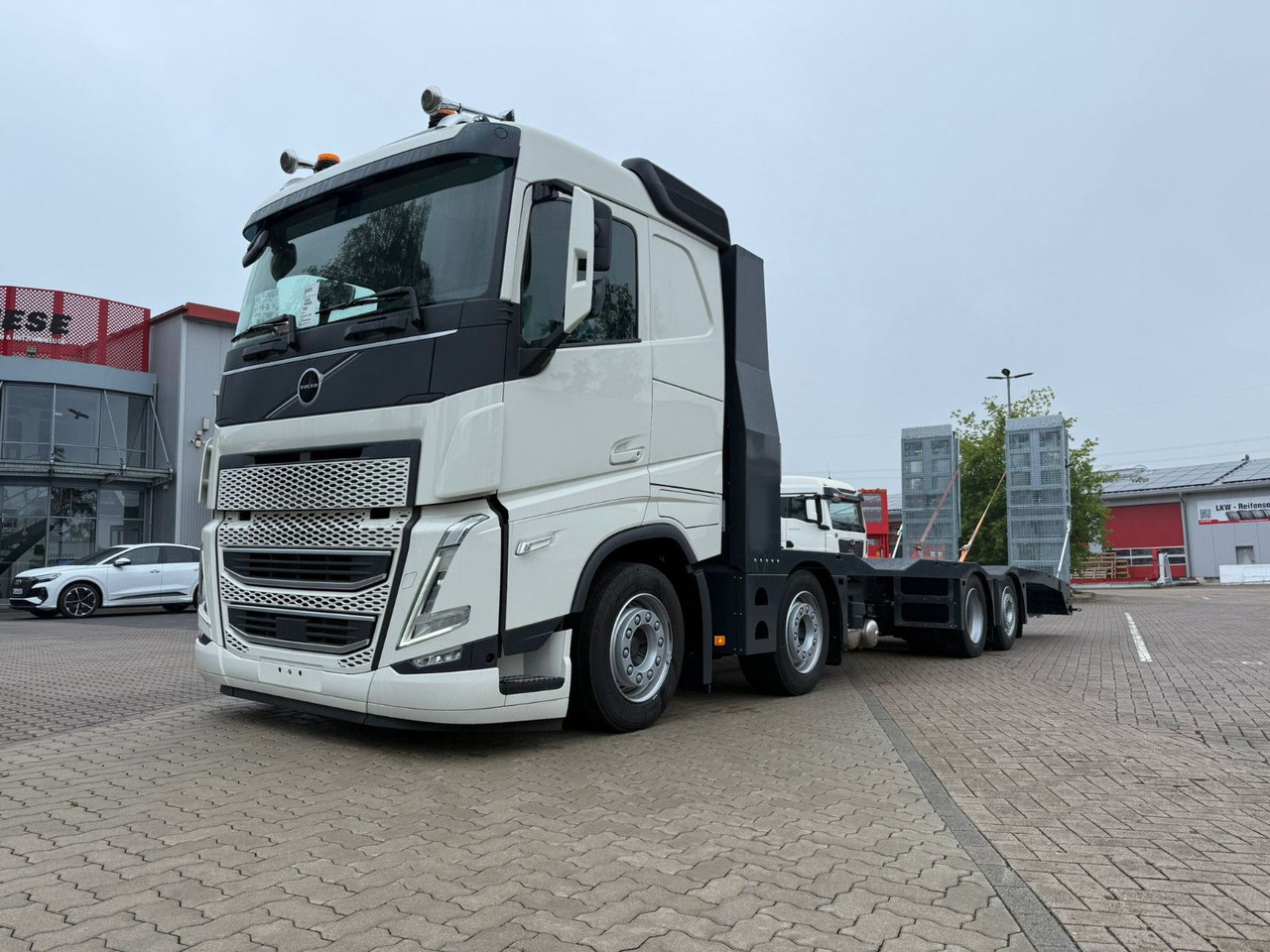 Volvo Arbeitsbühnen Baumaschinentransporter mit Rampen - Camión portavehículos: foto 4 Volvo Arbeitsbühnen Baumaschinentransporter mit Rampen - Camión portavehículos: foto 4