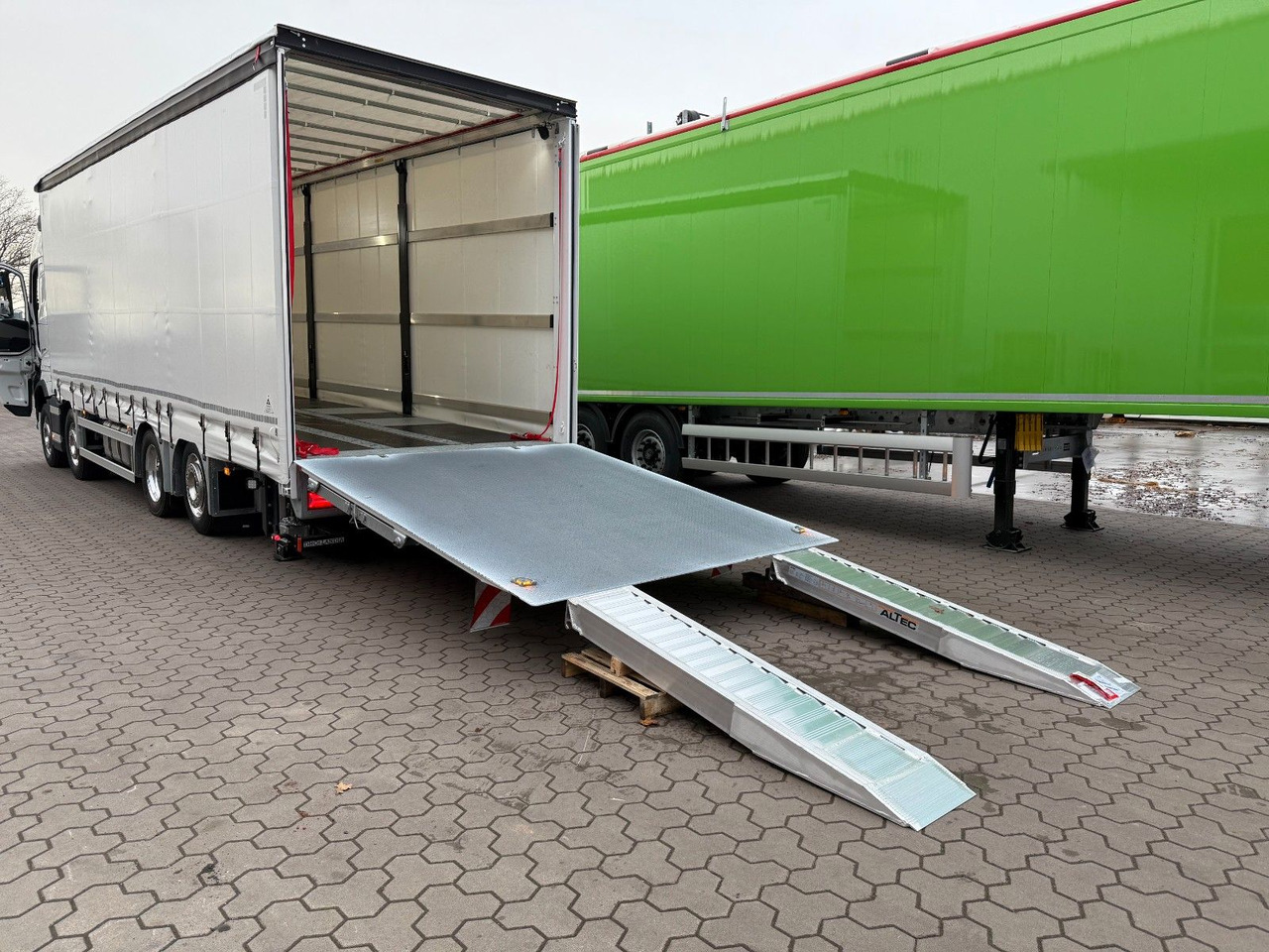 Volvo FH 500 Gabelstaplertransporter LBW Dhollandia 9t - Camión lona: foto 5 Volvo FH 500 Gabelstaplertransporter LBW Dhollandia 9t - Camión lona: foto 5