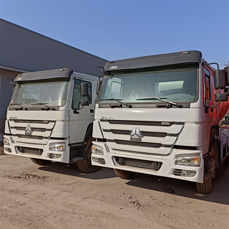 HOWO HOWO-white mixer pump truck - Camión hormigonera con bomba: foto 1 HOWO HOWO-white mixer pump truck - Camión hormigonera con bomba: foto 1