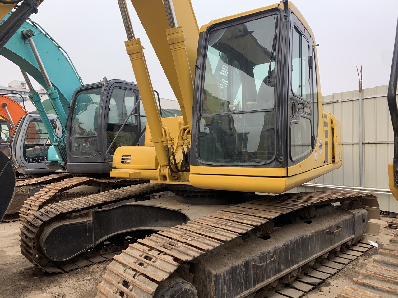 KOMATSU PC220-6E - Excavadora de cadenas: foto 2 KOMATSU PC220-6E - Excavadora de cadenas: foto 2