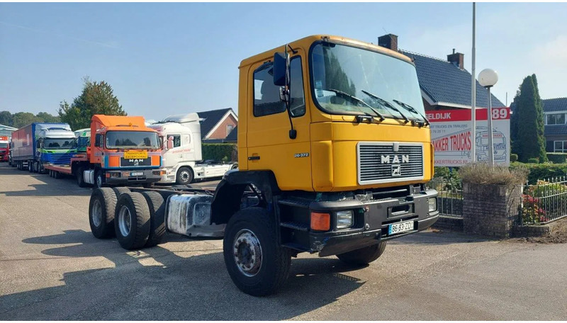 MAN 26.372 MANUAL ZF GEARBOX STEEL SUSPENSION 6X4 - Camión chasis: foto 3 MAN 26.372 MANUAL ZF GEARBOX STEEL SUSPENSION 6X4 - Camión chasis: foto 3