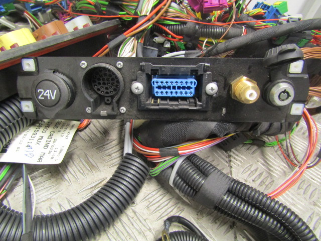 IVECO STRALIS COPLETE CAB WIRING HARNESS - Sistema eléctrico para Camión: foto 2 IVECO STRALIS COPLETE CAB WIRING HARNESS - Sistema eléctrico para Camión: foto 2