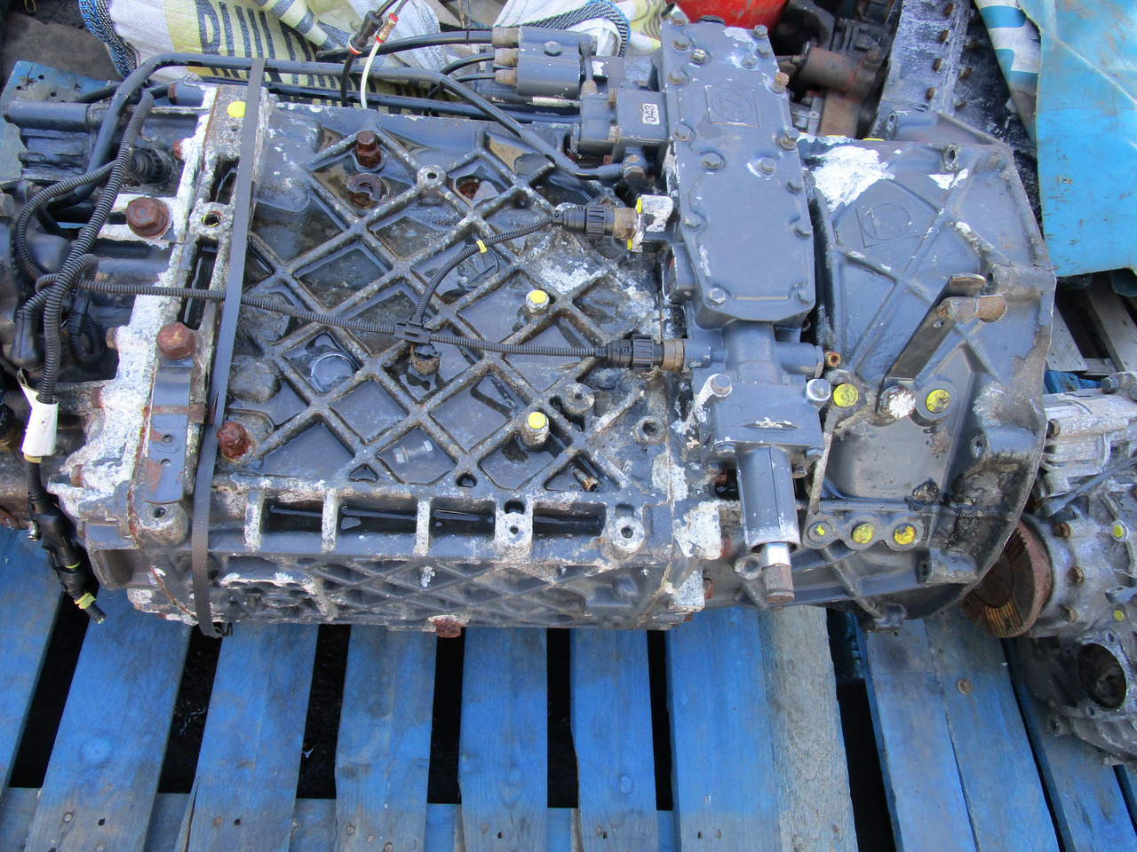 IVECO TREKKER ZF 16 SPEED MANUAL GEARBOX 16S 1620TD - Caja de cambios para Camión: foto 3 IVECO TREKKER ZF 16 SPEED MANUAL GEARBOX 16S 1620TD - Caja de cambios para Camión: foto 3