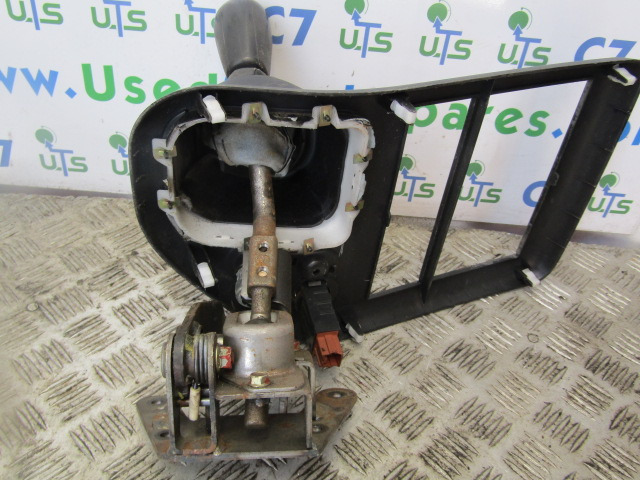 MITSUBISHI 3C11 / 3C13 GEAR LEVER ASSEMBLY COMPLETE - Cabina e interior para Camión: foto 2 MITSUBISHI 3C11 / 3C13 GEAR LEVER ASSEMBLY COMPLETE - Cabina e interior para Camión: foto 2