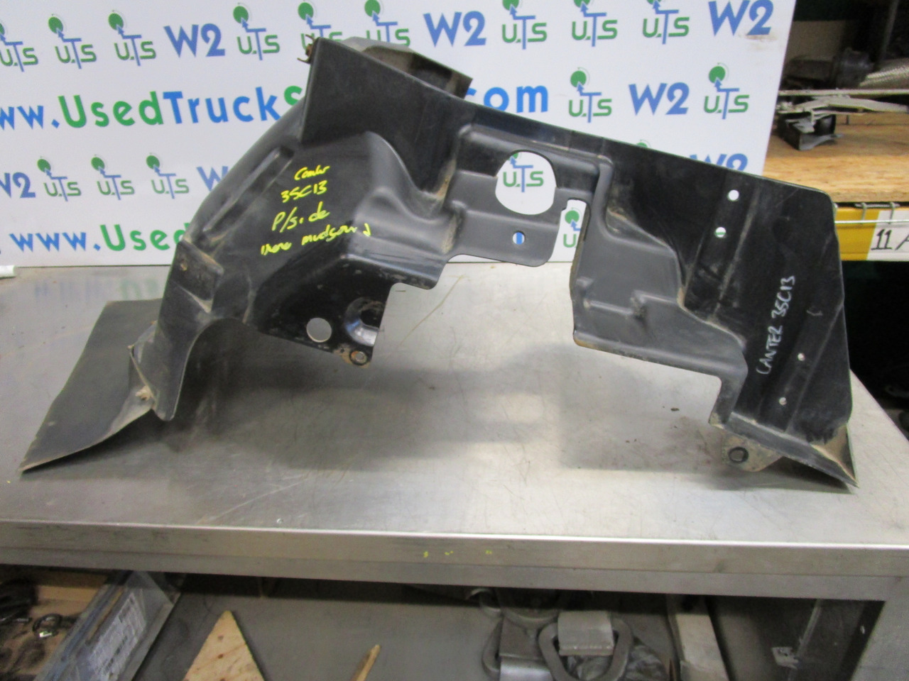 MITSUBISHI CANTER 35C INNER P/S MUDGUARD - Cabina e interior para Camión: foto 1 MITSUBISHI CANTER 35C INNER P/S MUDGUARD - Cabina e interior para Camión: foto 1