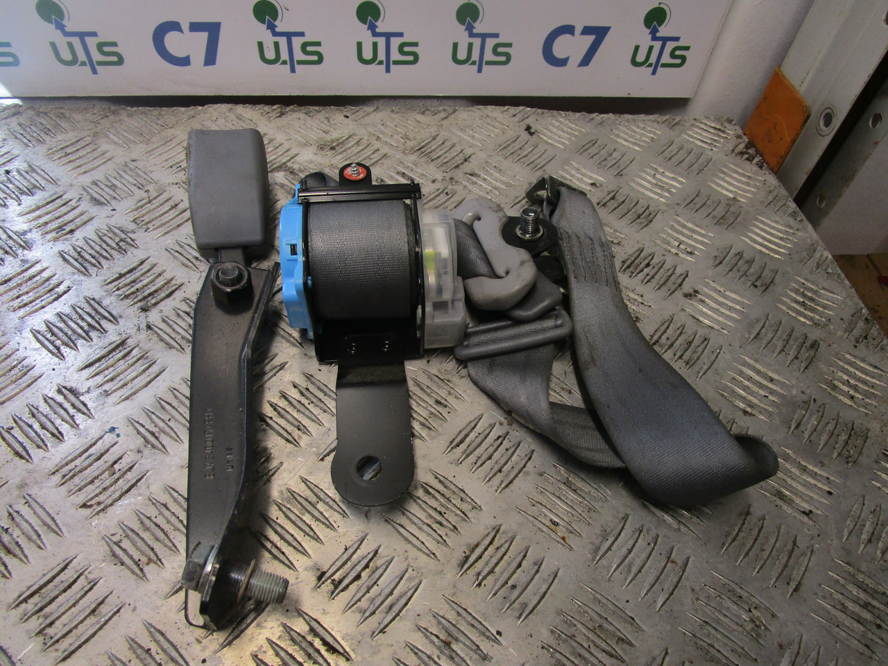 MITSUBISHI FUSO DRIVERS SIDE SEAT BELT - Cabina e interior para Camión: foto 1 MITSUBISHI FUSO DRIVERS SIDE SEAT BELT - Cabina e interior para Camión: foto 1