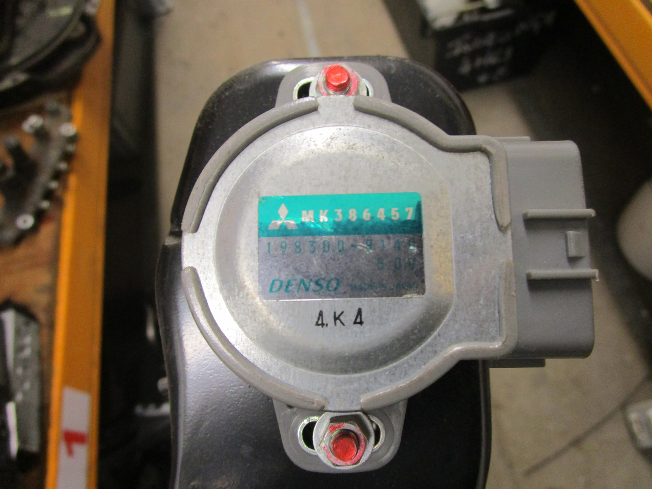 MITSUBISHI FUSO THROTTLE PEDAL UNIT COMPLETE INCLUDING SENSOR MK386457 - Cabina e interior para Camión: foto 2 MITSUBISHI FUSO THROTTLE PEDAL UNIT COMPLETE INCLUDING SENSOR MK386457 - Cabina e interior para Camión: foto 2