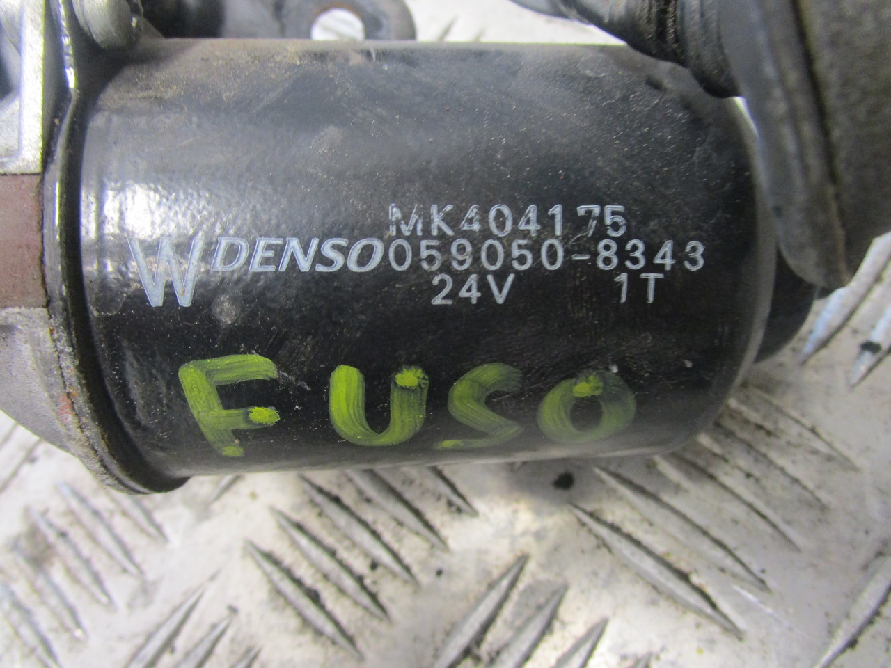 MITSUBISHI FUSO WIPER MOTOR P/NO MK404175 - Cabina e interior para Camión: foto 2 MITSUBISHI FUSO WIPER MOTOR P/NO MK404175 - Cabina e interior para Camión: foto 2