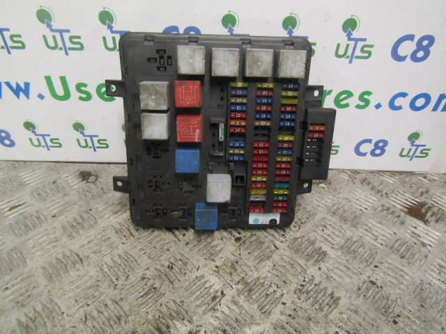 RENAULT MIDLUM DCI FUSE BAORD P/NO 5010516886/B - Sistema eléctrico para Camión: foto 1 RENAULT MIDLUM DCI FUSE BAORD P/NO 5010516886/B - Sistema eléctrico para Camión: foto 1