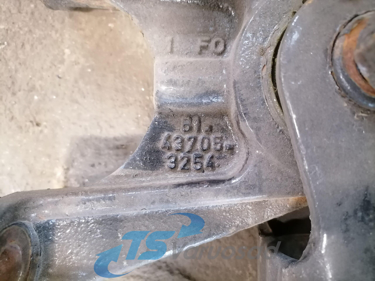 MAN Anti roll bar bracket 81437185118 - Barra estabilizadora para Camión: foto 3 MAN Anti roll bar bracket 81437185118 - Barra estabilizadora para Camión: foto 3