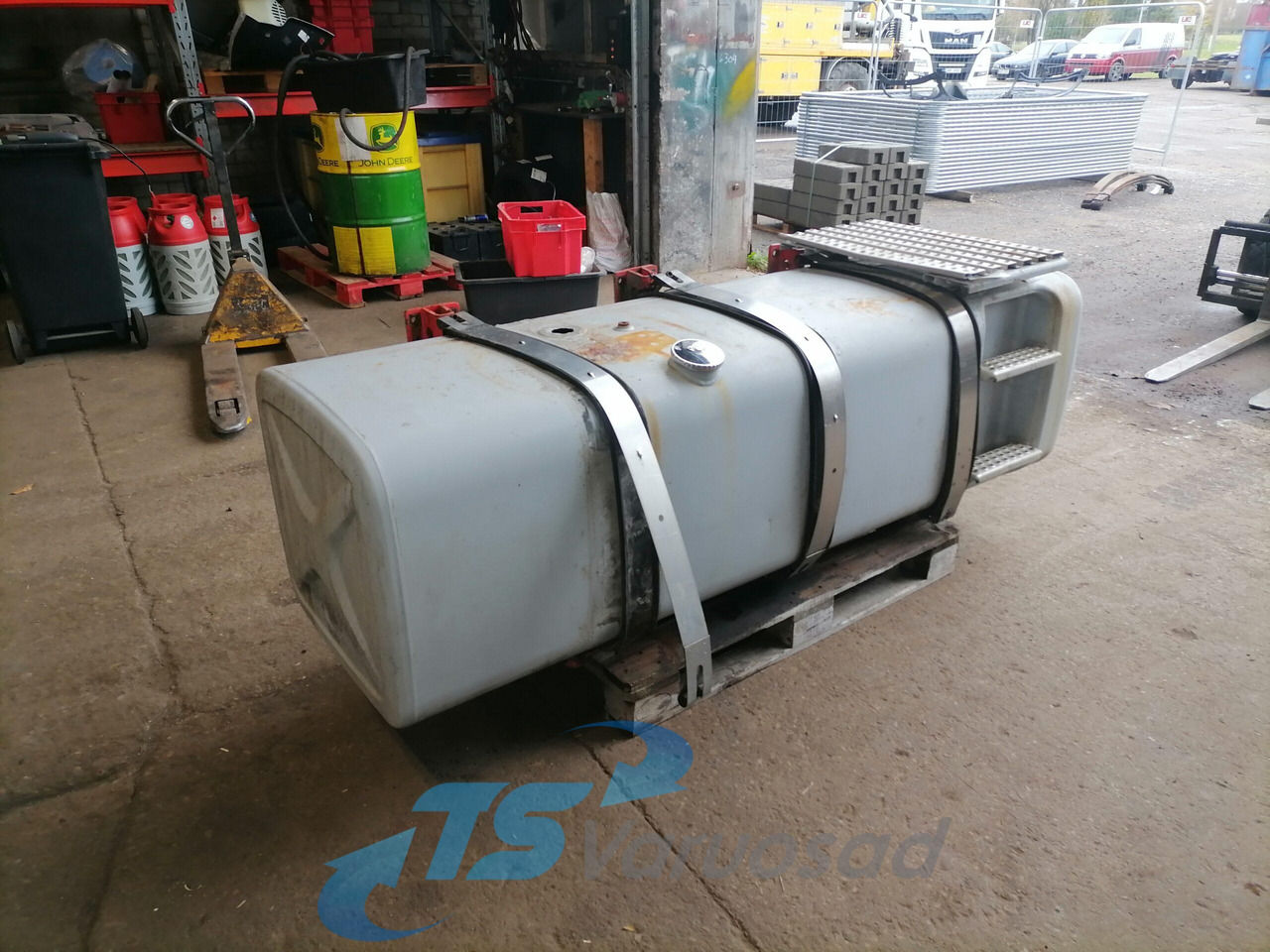 MAN Kütusepaak 780L 81122015608 - Depósito de combustible para Camión: foto 1 MAN Kütusepaak 780L 81122015608 - Depósito de combustible para Camión: foto 1