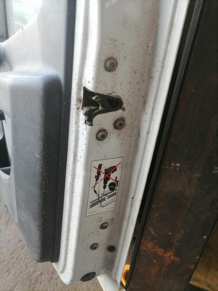MB MB uks, parem A9737201805 - Puerta y piezas para Camión: foto 4 MB MB uks, parem A9737201805 - Puerta y piezas para Camión: foto 4