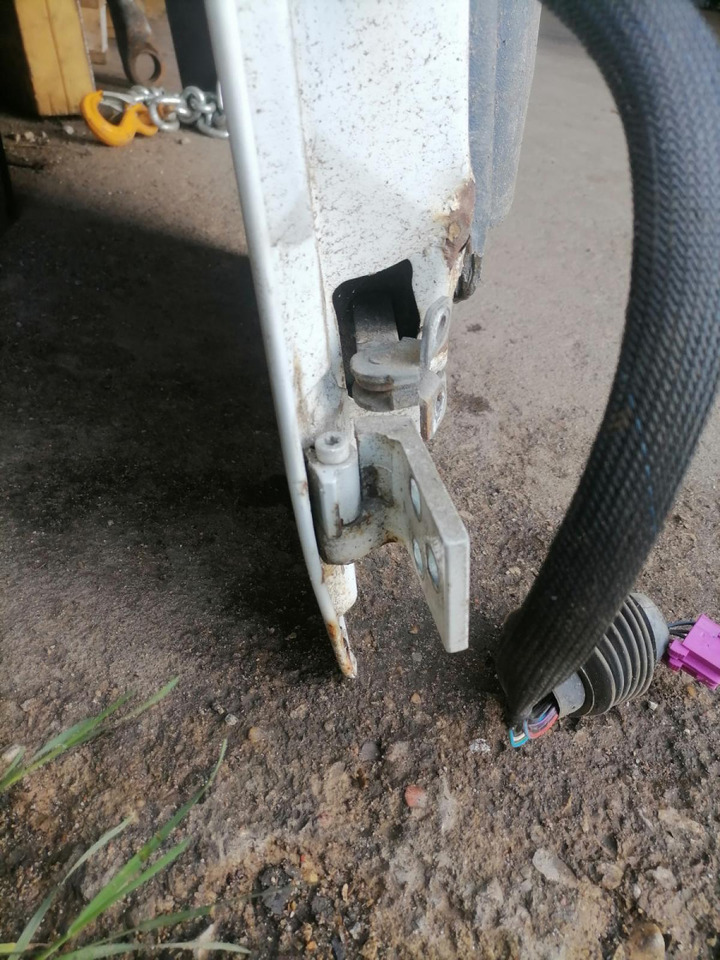 MB MB uks, parem A9737201805 - Puerta y piezas para Camión: foto 2 MB MB uks, parem A9737201805 - Puerta y piezas para Camión: foto 2
