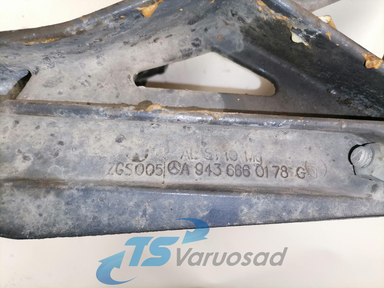 Mercedes-Benz Bummmmper bracket A9436660178 - Parachoques para Camión: foto 3 Mercedes-Benz Bummmmper bracket A9436660178 - Parachoques para Camión: foto 3