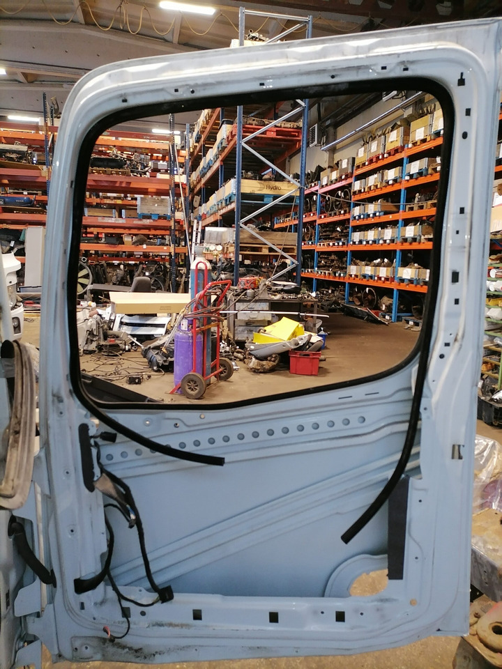 Mercedes-Benz MB uks, parem A9607202403 - Puerta y piezas para Camión: foto 2 Mercedes-Benz MB uks, parem A9607202403 - Puerta y piezas para Camión: foto 2