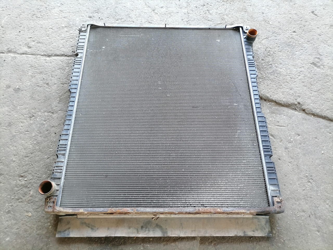 Scania Cooling radiator 1784616 - Radiador para Camión: foto 2 Scania Cooling radiator 1784616 - Radiador para Camión: foto 2