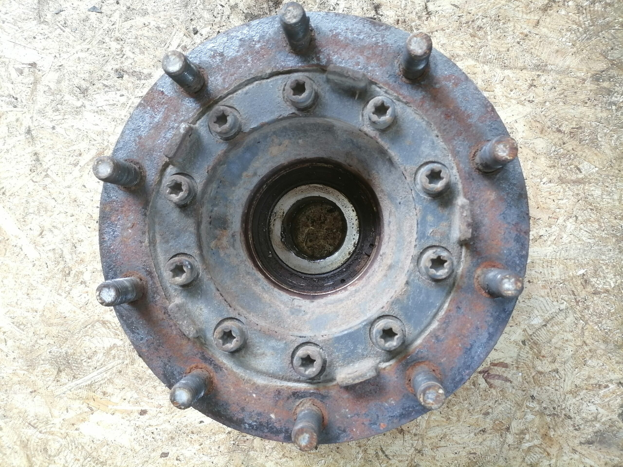 Scania Front hub 1724406 - Cubo para Camión: foto 2 Scania Front hub 1724406 - Cubo para Camión: foto 2
