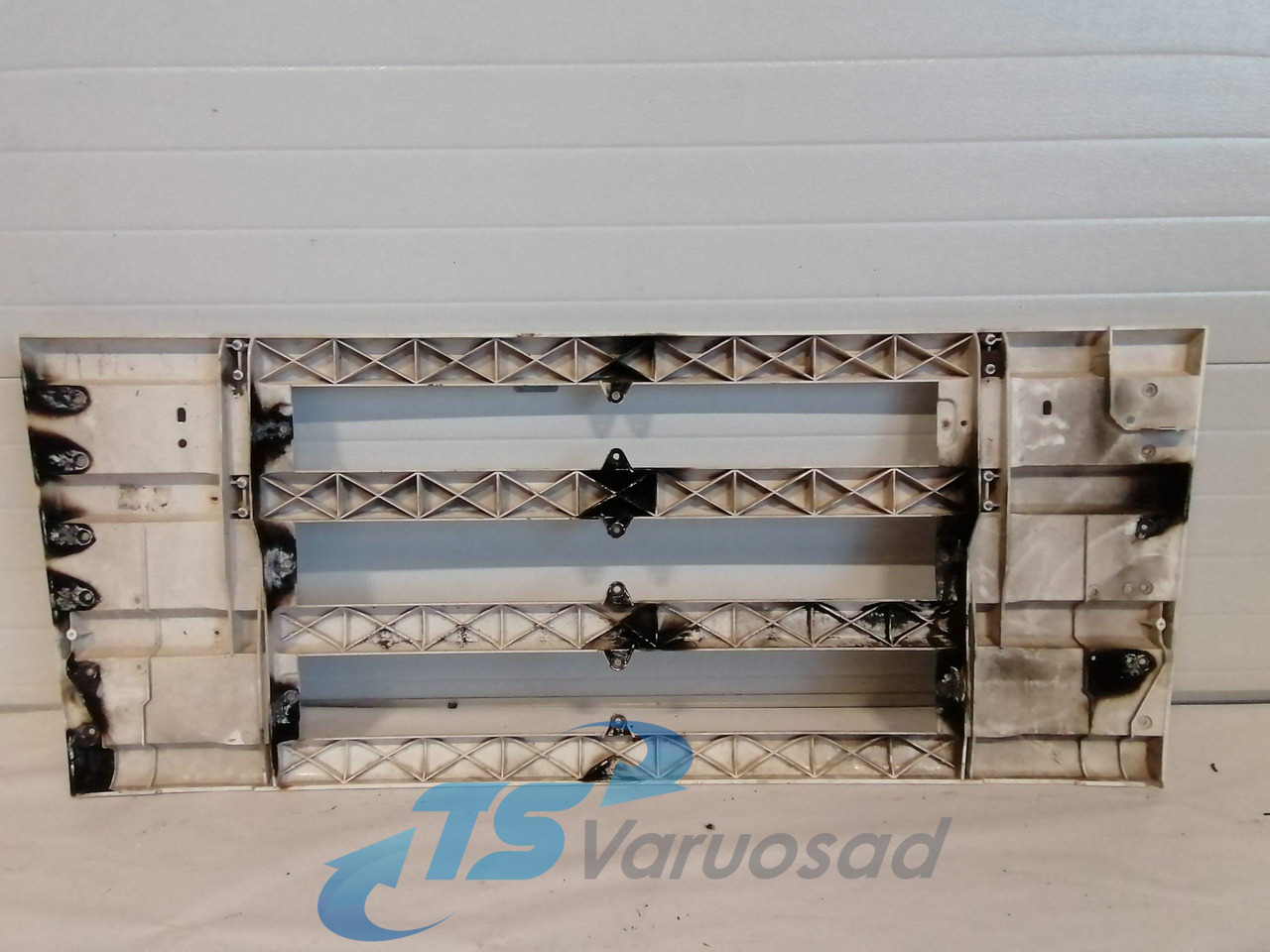 Scania Grille panel 1371856 - Parrilla para Camión: foto 2 Scania Grille panel 1371856 - Parrilla para Camión: foto 2
