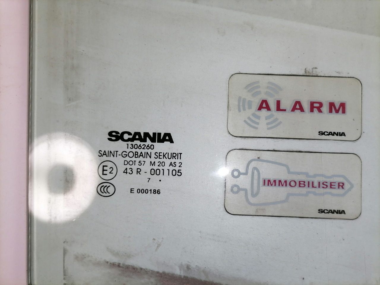 Scania Küljeklaas, parem 1306260 - Ventana y piezas para Camión: foto 4 Scania Küljeklaas, parem 1306260 - Ventana y piezas para Camión: foto 4