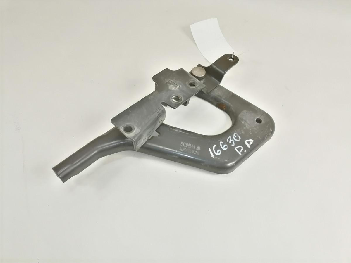 Volvo lower grille carrier hinge 84104144 - Parrilla para Camión: foto 2 Volvo lower grille carrier hinge 84104144 - Parrilla para Camión: foto 2