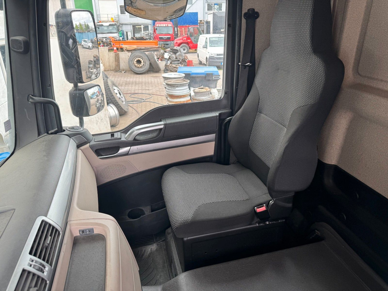 MAN 18.290 4X2 Koffer / Plane Top Zustand 8,30 Meter - Camión lona: foto 4 MAN 18.290 4X2 Koffer / Plane Top Zustand 8,30 Meter - Camión lona: foto 4