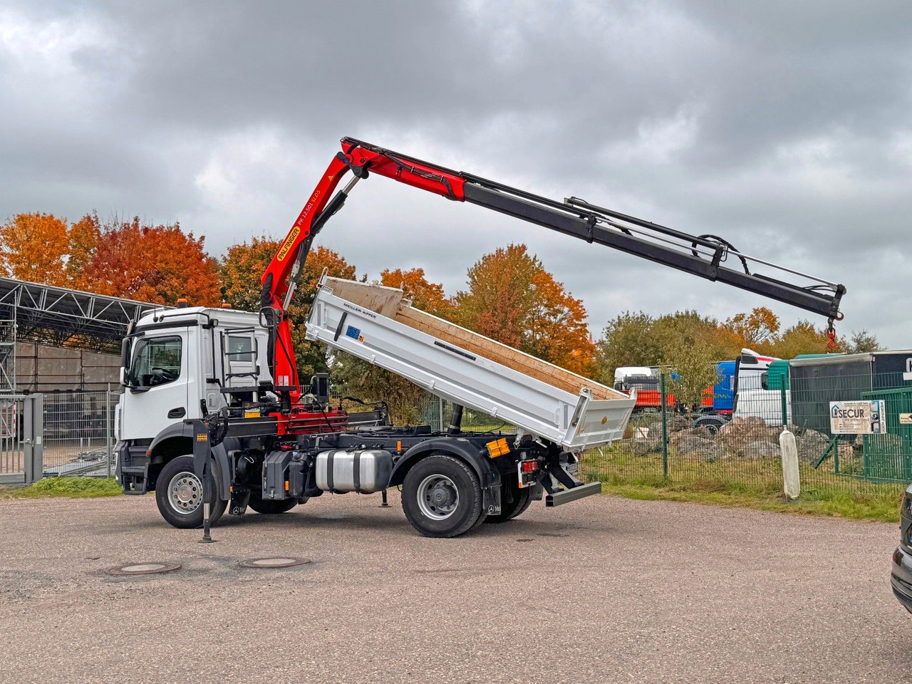 Mercedes-Benz 1840 2140 4X2 Kipper % Kran mit Funk Top Zust. - Camión volquete: foto 1 Mercedes-Benz 1840 2140 4X2 Kipper % Kran mit Funk Top Zust. - Camión volquete: foto 1