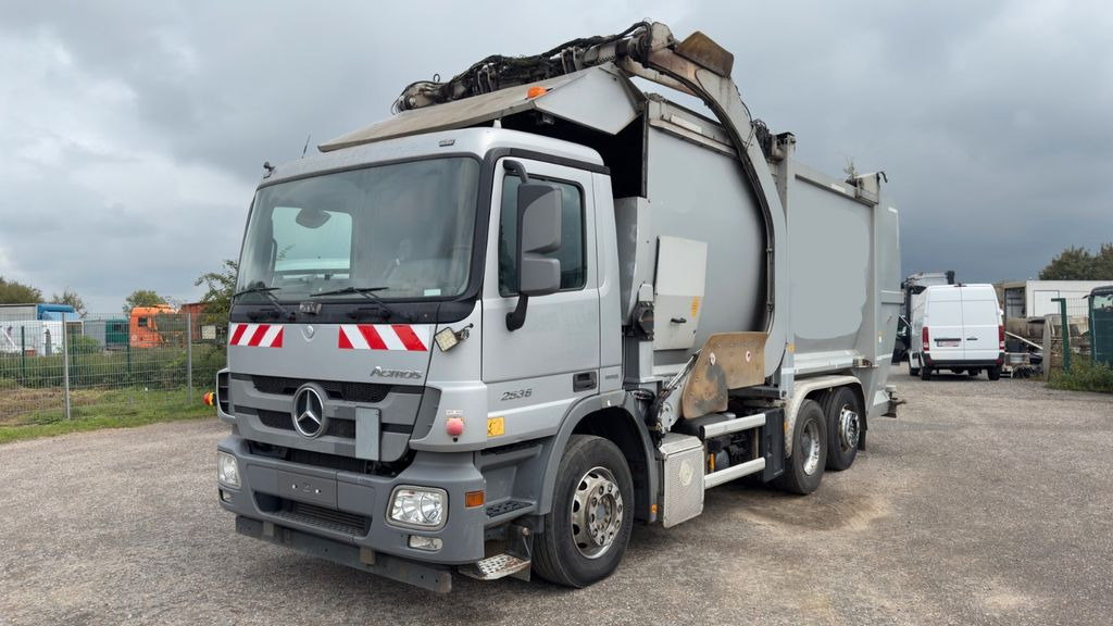 Mercedes-Benz 2536 6x2 Überkopflader - Camión de basura: foto 1 Mercedes-Benz 2536 6x2 Überkopflader - Camión de basura: foto 1