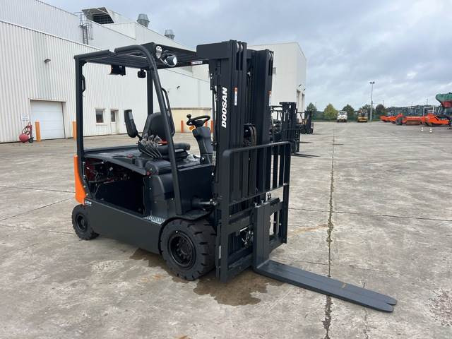 Doosan B30X-7 PLUS - Carretilla elevadora eléctrica: foto 4 Doosan B30X-7 PLUS - Carretilla elevadora eléctrica: foto 4