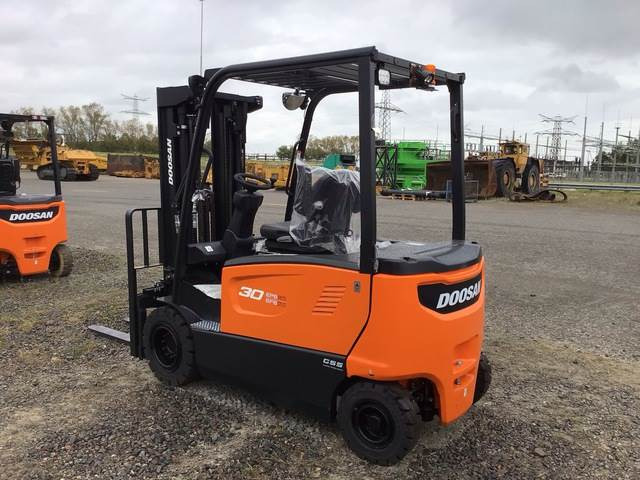 Doosan B30X-7 PLUS - Carretilla elevadora eléctrica: foto 2 Doosan B30X-7 PLUS - Carretilla elevadora eléctrica: foto 2