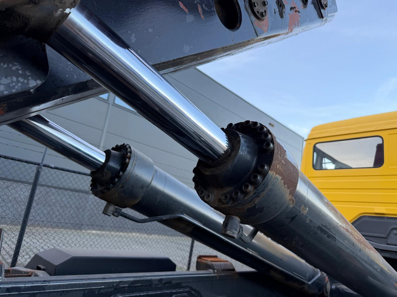 MERCEDES-BENZ SK 1831 - Camión multibasculante: foto 4 MERCEDES-BENZ SK 1831 - Camión multibasculante: foto 4