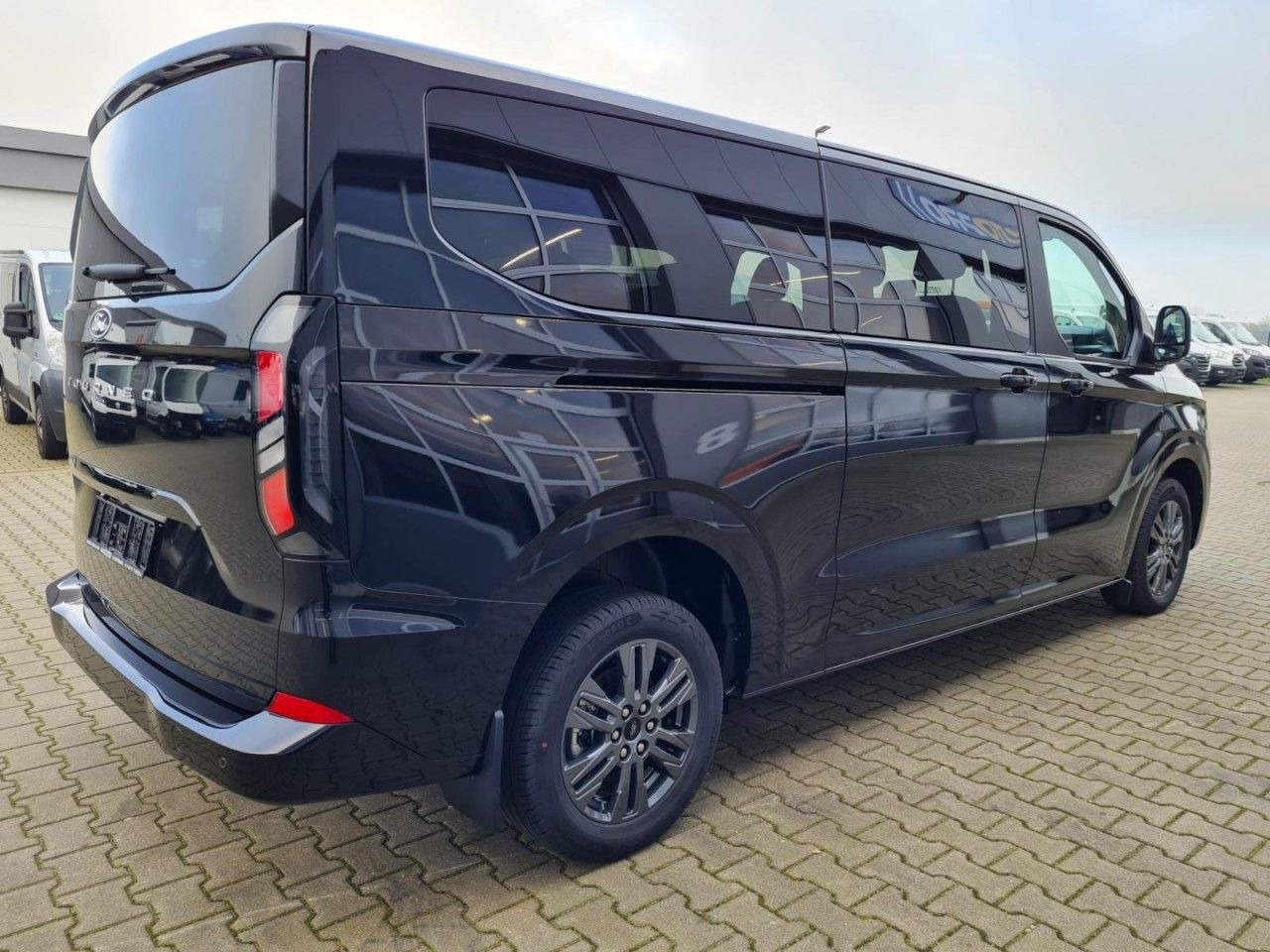 Ford Tourneo Custom 320 L2 Titanium 9 Sitze STANDHZ - Furgoneta de pasajeros: foto 4 Ford Tourneo Custom 320 L2 Titanium 9 Sitze STANDHZ - Furgoneta de pasajeros: foto 4