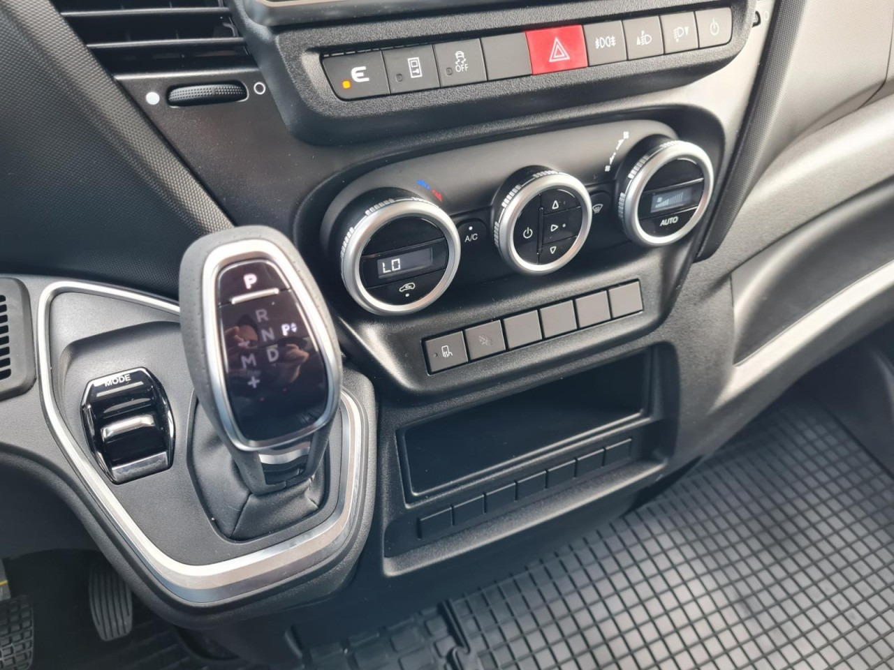 Furgoneta caja cerrada Iveco DAILY 35S18 Koffer Automatik ALU KAMERA NAVI TEMPOMAT: foto 13