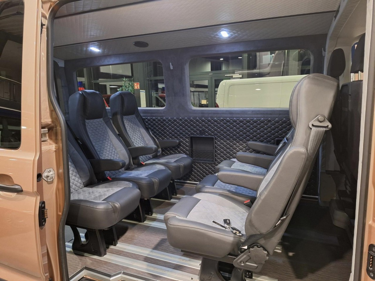 Man TGE 3.180 TDi Kombi 9 Sitze ALU KAMERA LED LEDER Sonderumbau - Furgoneta combi: foto 5 Man TGE 3.180 TDi Kombi 9 Sitze ALU KAMERA LED LEDER Sonderumbau - Furgoneta combi: foto 5