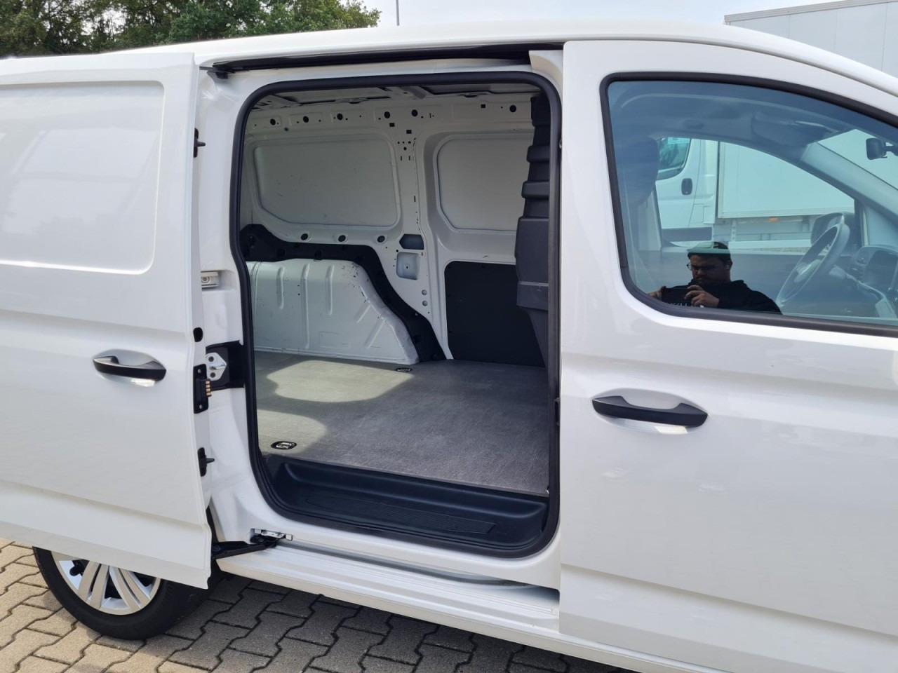 Volkswagen Caddy Cargo Kasten Maxi AHK KLIMA KAMERA PDC FLÜGEL - Furgoneta pequeña: foto 4 Volkswagen Caddy Cargo Kasten Maxi AHK KLIMA KAMERA PDC FLÜGEL - Furgoneta pequeña: foto 4
